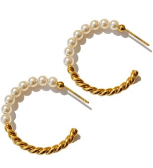 Pendientes en tono dorado con perlas