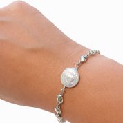 pulsera perla en mano