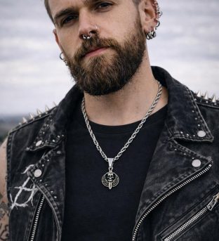 cadena y colgante puñal modelo