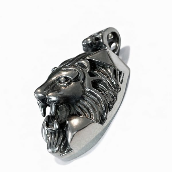 colgante leon de costado