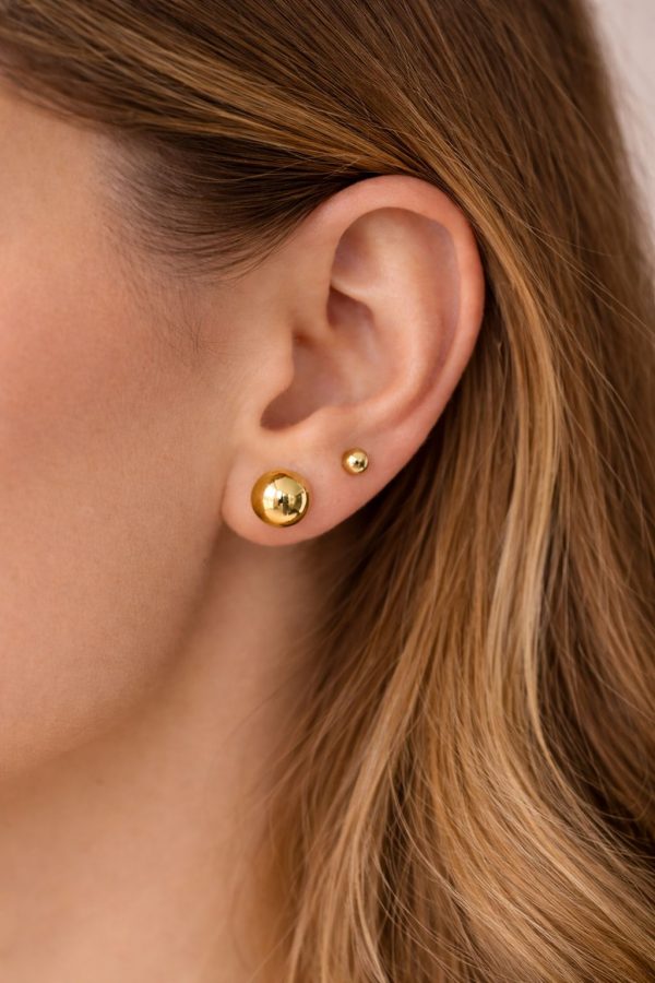 pendientes bola dorada modelo